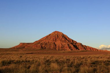 Bardenas Reales, Navarre 'ın güneydoğusunda yaklaşık 42.000 hektarlık bir yarı çöl doğal bölgesidir.