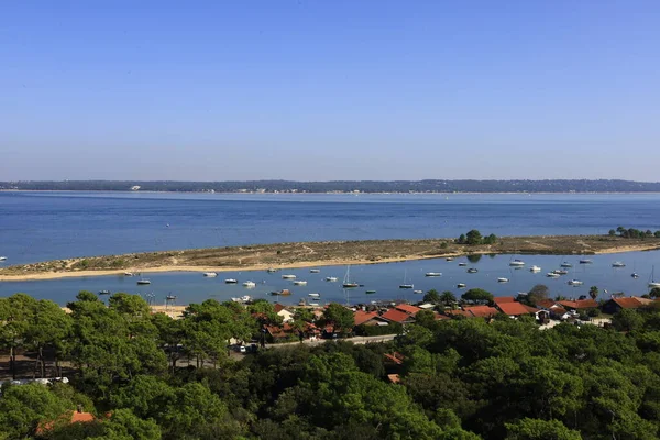  Arcachon Körfezi, Fransa 'nın güneybatı kıyısında, Pays de Buch' da yer alan Atlantik Okyanusu 'nun bir körfezi.