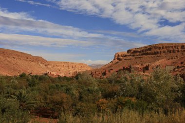 Fas 'taki Haut Atlas Oriental Ulusal Parkı' ndaki bir dağın manzarası. Doğu Yüksek Atlas Dağları 'nın içinde ve yakınında 49.000 hektarlık bir alanı kaplıyor