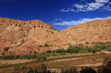 Fas 'taki Haut Atlas Oriental Ulusal Parkı' ndaki bir dağın manzarası. Doğu Yüksek Atlas Dağları 'nın içinde ve yakınında 49.000 hektarlık bir alanı kaplıyor