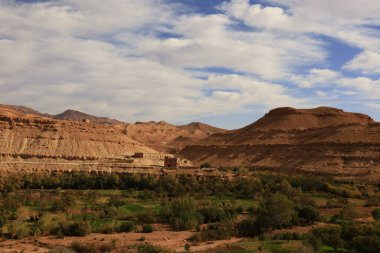 Fas 'taki Haut Atlas Doğu Ulusal Parkı' ndaki bir köye bakın.. 