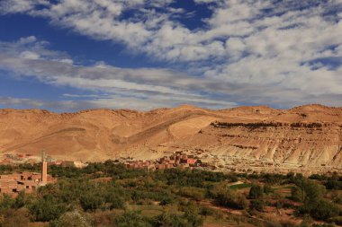 Fas 'taki Haut Atlas Doğu Ulusal Parkı' ndaki bir köye bakın.. 