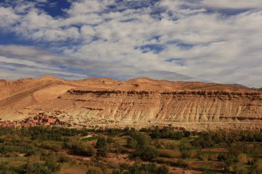 Fas 'taki Haut Atlas Doğu Ulusal Parkı' ndaki bir köye bakın.. 