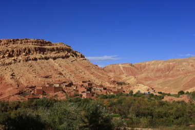 Fas 'taki Haut Atlas Doğu Ulusal Parkı' ndaki bir köye bakın.. 