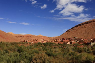 Fas 'taki Haut Atlas Doğu Ulusal Parkı' ndaki bir köye bakın.. 