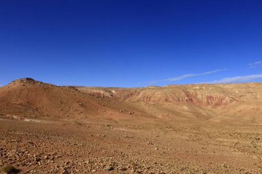 Fas 'taki Haut Atlas Oriental Ulusal Parkı' ndaki bir dağın manzarası. Doğu Yüksek Atlas Dağları 'nın içinde ve yakınında 49.000 hektarlık bir alanı kaplıyor