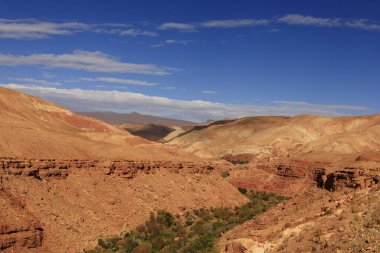 Fas 'taki Haut Atlas Oriental Ulusal Parkı' ndaki bir dağın manzarası. Doğu Yüksek Atlas Dağları 'nın içinde ve yakınında 49.000 hektarlık bir alanı kaplıyor