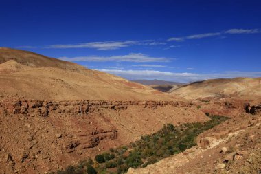 Fas 'taki Haut Atlas Oriental Ulusal Parkı' ndaki bir dağın manzarası. Doğu Yüksek Atlas Dağları 'nın içinde ve yakınında 49.000 hektarlık bir alanı kaplıyor