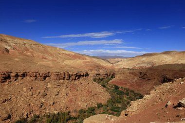 Fas 'taki Haut Atlas Oriental Ulusal Parkı' ndaki bir dağın manzarası. Doğu Yüksek Atlas Dağları 'nın içinde ve yakınında 49.000 hektarlık bir alanı kaplıyor