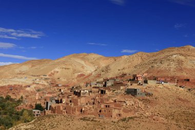 Fas 'taki Haut Atlas Doğu Ulusal Parkı' ndaki bir köye bakın.. 