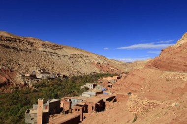 Fas 'taki Haut Atlas Doğu Ulusal Parkı' ndaki bir köye bakın.. 