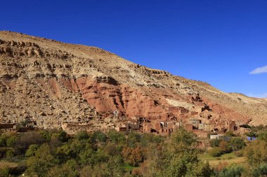 Fas 'taki Haut Atlas Doğu Ulusal Parkı' ndaki bir köye bakın.. 