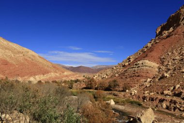 Fas 'taki Haut Atlas Oriental Ulusal Parkı' ndaki bir dağın manzarası. Doğu Yüksek Atlas Dağları 'nın içinde ve yakınında 49.000 hektarlık bir alanı kaplıyor