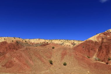 Fas 'taki Haut Atlas Oriental Ulusal Parkı' ndaki bir dağın manzarası. Doğu Yüksek Atlas Dağları 'nın içinde ve yakınında 49.000 hektarlık bir alanı kaplıyor