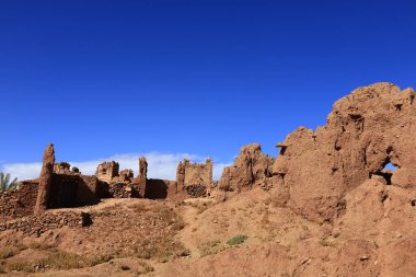 Fas 'taki Haut Atlas Oriental Ulusal Parkı' ndaki bir dağın manzarası. Doğu Yüksek Atlas Dağları 'nın içinde ve yakınında 49.000 hektarlık bir alanı kaplıyor