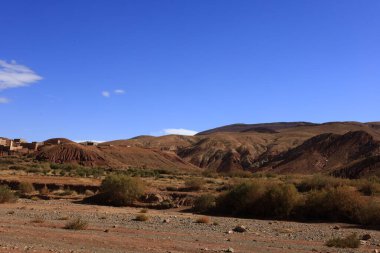 Fas 'taki Haut Atlas Oriental Ulusal Parkı' ndaki bir dağın manzarası. Doğu Yüksek Atlas Dağları 'nın içinde ve yakınında 49.000 hektarlık bir alanı kaplıyor