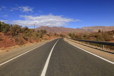  Fas 'taki Haut Atlas Doğu Ulusal Parkı' nda bir yol manzarası. 