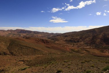 Fas 'taki Haut Atlas Oriental Ulusal Parkı' ndaki bir dağın manzarası. Doğu Yüksek Atlas Dağları 'nın içinde ve yakınında 49.000 hektarlık bir alanı kaplıyor