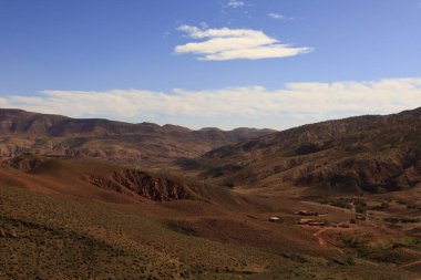 Fas 'taki Haut Atlas Oriental Ulusal Parkı' ndaki bir dağın manzarası. Doğu Yüksek Atlas Dağları 'nın içinde ve yakınında 49.000 hektarlık bir alanı kaplıyor