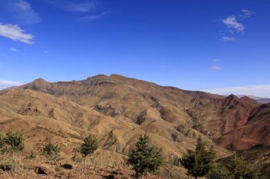 Fas 'taki Haut Atlas Oriental Ulusal Parkı' ndaki bir dağın manzarası. Doğu Yüksek Atlas Dağları 'nın içinde ve yakınında 49.000 hektarlık bir alanı kaplıyor