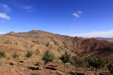 Fas 'taki Haut Atlas Oriental Ulusal Parkı' ndaki bir dağın manzarası. Doğu Yüksek Atlas Dağları 'nın içinde ve yakınında 49.000 hektarlık bir alanı kaplıyor