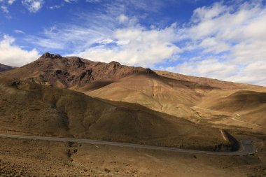 Fas 'taki Haut Atlas Oriental Ulusal Parkı' ndaki bir dağın manzarası. Doğu Yüksek Atlas Dağları 'nın içinde ve yakınında 49.000 hektarlık bir alanı kaplıyor