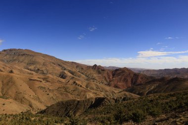 Fas 'taki Haut Atlas Oriental Ulusal Parkı' ndaki bir dağın manzarası. Doğu Yüksek Atlas Dağları 'nın içinde ve yakınında 49.000 hektarlık bir alanı kaplıyor