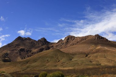 Fas 'taki Haut Atlas Oriental Ulusal Parkı' ndaki bir dağın manzarası. Doğu Yüksek Atlas Dağları 'nın içinde ve yakınında 49.000 hektarlık bir alanı kaplıyor