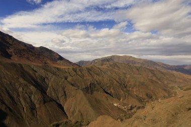 Fas 'taki Haut Atlas Oriental Ulusal Parkı' ndaki bir dağın manzarası. Doğu Yüksek Atlas Dağları 'nın içinde ve yakınında 49.000 hektarlık bir alanı kaplıyor