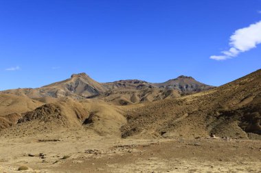 Fas 'taki Haut Atlas Oriental Ulusal Parkı' ndaki bir dağın manzarası. Doğu Yüksek Atlas Dağları 'nın içinde ve yakınında 49.000 hektarlık bir alanı kaplıyor