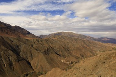 Fas 'taki Haut Atlas Oriental Ulusal Parkı' ndaki bir dağın manzarası. Doğu Yüksek Atlas Dağları 'nın içinde ve yakınında 49.000 hektarlık bir alanı kaplıyor