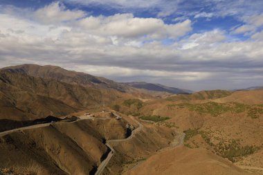 Fas 'taki Haut Atlas Oriental Ulusal Parkı' ndaki bir dağın manzarası. Doğu Yüksek Atlas Dağları 'nın içinde ve yakınında 49.000 hektarlık bir alanı kaplıyor