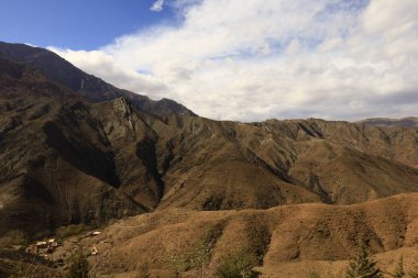 Fas 'taki Haut Atlas Oriental Ulusal Parkı' ndaki bir dağın manzarası. Doğu Yüksek Atlas Dağları 'nın içinde ve yakınında 49.000 hektarlık bir alanı kaplıyor