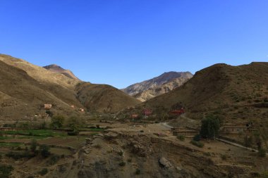 Fas 'taki Haut Atlas Oriental Ulusal Parkı' ndaki bir dağın manzarası. Doğu Yüksek Atlas Dağları 'nın içinde ve yakınında 49.000 hektarlık bir alanı kaplıyor