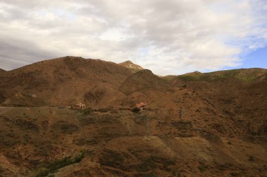 Fas 'taki Haut Atlas Oriental Ulusal Parkı' ndaki bir dağın manzarası. Doğu Yüksek Atlas Dağları 'nın içinde ve yakınında 49.000 hektarlık bir alanı kaplıyor