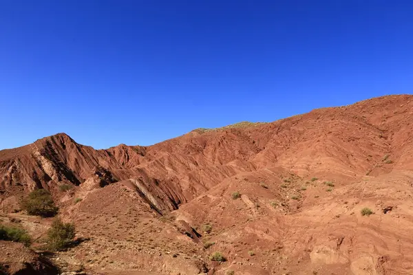 Fas 'taki Haut Atlas Oriental Ulusal Parkı' ndaki bir dağın manzarası. Doğu Yüksek Atlas Dağları 'nın içinde ve yakınında 49.000 hektarlık bir alanı kaplıyor