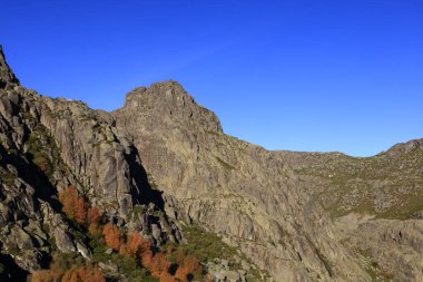 Serra da Estrela Doğal Parkı, Portekiz 'in kuzeyinde, Guarda ve Castelo Branco bölgelerinde yer almaktadır..