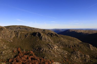 Serra da Estrela Doğal Parkı, Portekiz 'in kuzeyinde, Guarda ve Castelo Branco bölgelerinde yer almaktadır..