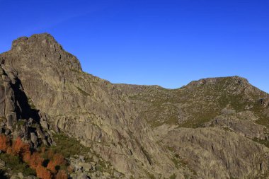 Serra da Estrela Doğal Parkı, Portekiz 'in kuzeyinde, Guarda ve Castelo Branco bölgelerinde yer almaktadır..
