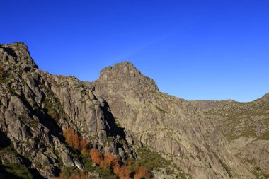 Serra da Estrela Doğal Parkı, Portekiz 'in kuzeyinde, Guarda ve Castelo Branco bölgelerinde yer almaktadır..