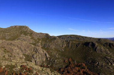 Serra da Estrela Doğal Parkı, Portekiz 'in kuzeyinde, Guarda ve Castelo Branco bölgelerinde yer almaktadır..