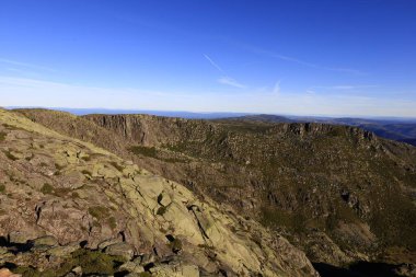 Serra da Estrela Doğal Parkı, Portekiz 'in kuzeyinde, Guarda ve Castelo Branco bölgelerinde yer almaktadır..
