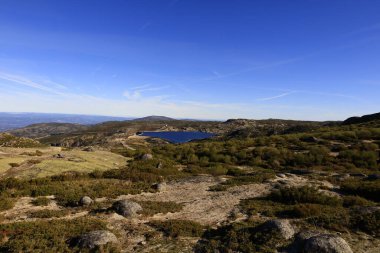 Serra da Estrela Doğal Parkı, Portekiz 'in kuzeyinde, Guarda ve Castelo Branco bölgelerinde yer almaktadır..