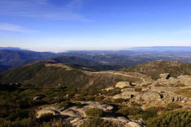 Serra da Estrela Doğal Parkı, Portekiz 'in kuzeyinde, Guarda ve Castelo Branco bölgelerinde yer almaktadır..