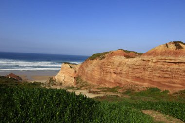 Almageira Sahili, Estremadura 'nın Oeste bölgesinde ve Leiria Bölgesi' nde yer alır.