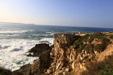 Almageira Sahili, Estremadura 'nın Oeste bölgesinde ve Leiria Bölgesi' nde yer alır.