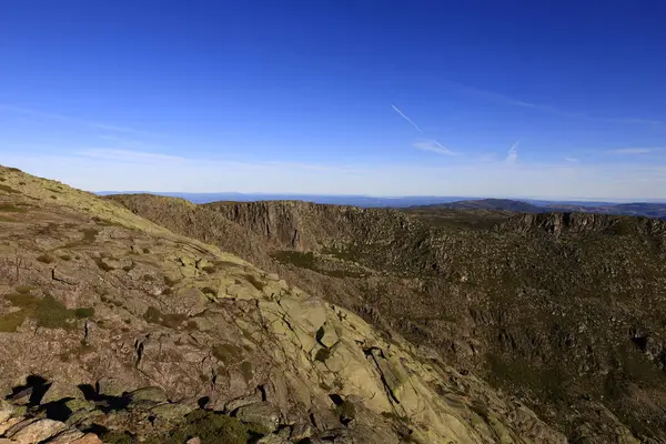 Serra da Estrela Doğal Parkı, Portekiz 'in kuzeyinde, Guarda ve Castelo Branco bölgelerinde yer almaktadır..