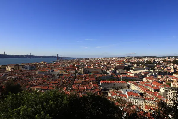 Lizbon 548,703 nüfusuyla Portekiz 'in başkenti ve en büyük şehridir.