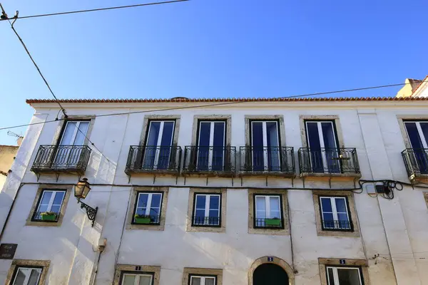 Lizbon 548,703 nüfusuyla Portekiz 'in başkenti ve en büyük şehridir.