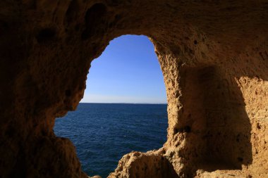 Portekiz 'in güneyinde yer alan bir idari bölge olan Algarve sahili manzarası